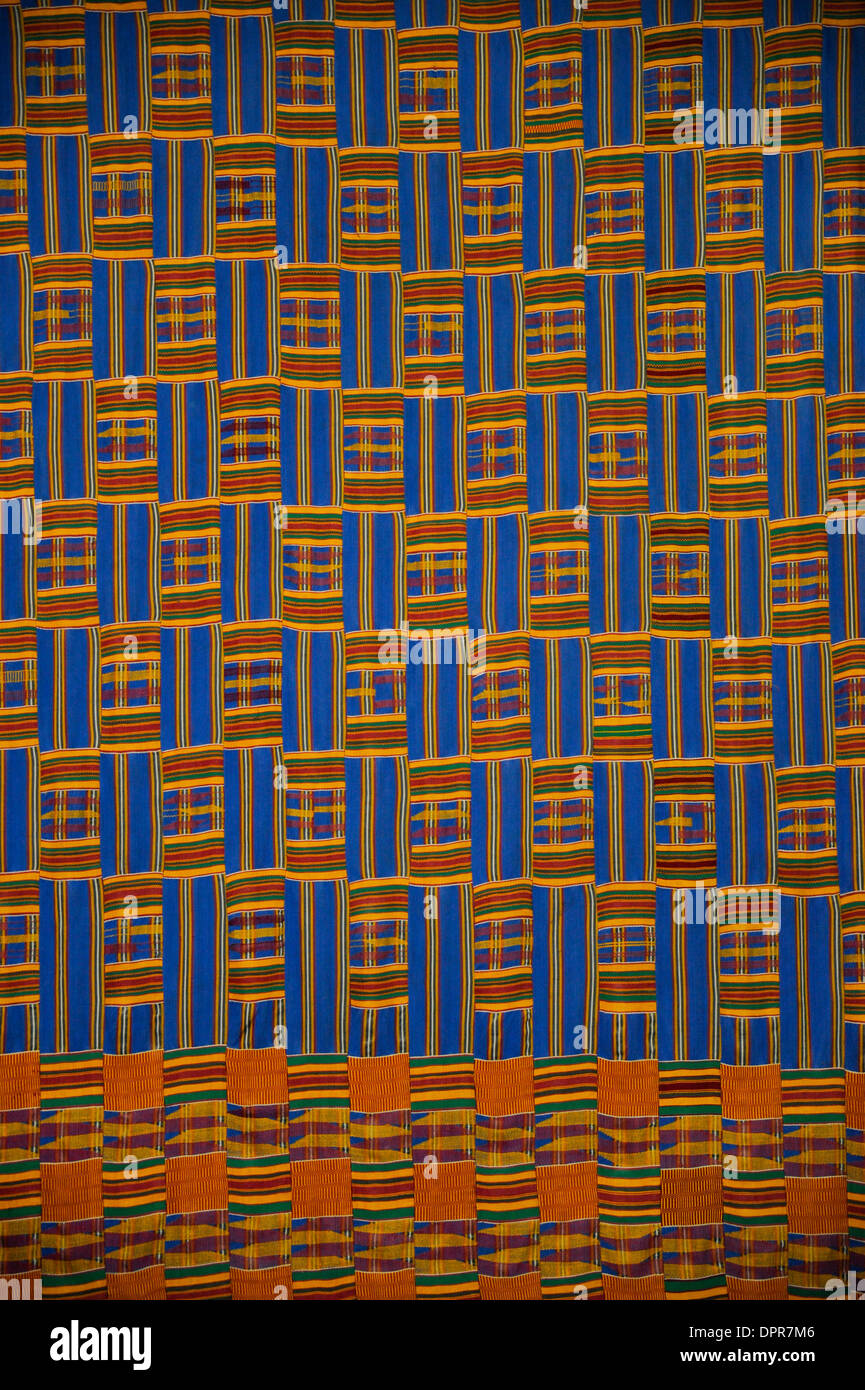 Ghana Men's tissu Kente cloth wall hanging dans la Bibliothèque Harold Washington Center, Chicago, IL. c. 1919, le coton, la soie et la rayonne Banque D'Images