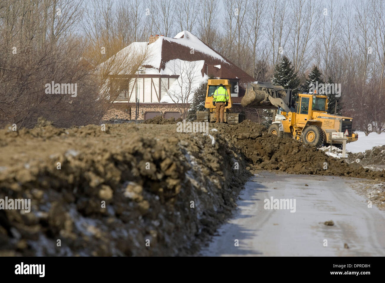 Mar 27, 2009 - Fargo, Dakota du Nord, USA - travailleurs de la construction La construction d'une digue le long de la 81ème avenue sud dans la subdivision des plaines jaunes au sud de Fargo vendredi. Comme la rivière Rouge s'élève à une crête de 42 pieds de résidents sont la consolidation de digues existantes, et Manning pompes pour garder l'intérieur des digues sèches. (Crédit Image : © Dave Arntson/ZUMA Press) Banque D'Images