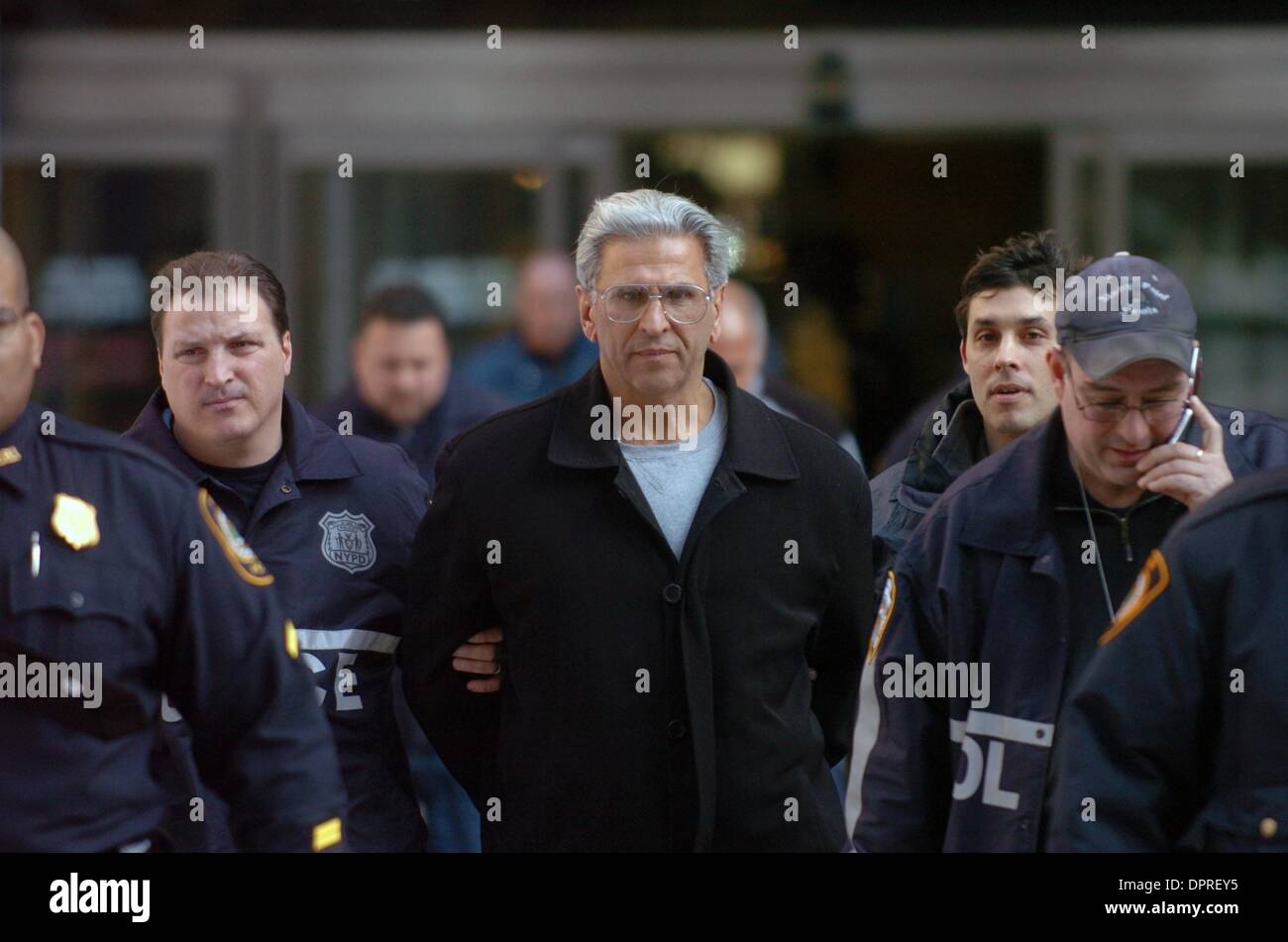 Feb 04, 2009 - Manhattan, New York, USA - ANTHONY PALUMBO, 59, un capo de Manhattan est parcouru en tant que membres de la famille Genovese sont dirigées à partir de l'édifice fédéral à la suite de leur arrestation tôt ce matin, pour des accusations de racket et d'extorsion. (Crédit Image : Â© Bryan Smith/ZUMA Press) RESTRICTIONS : * New York * hors droits Journaux Banque D'Images