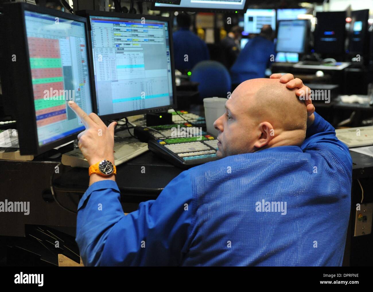 Mar 06, 2009 - Manhattan, New York, USA - Traders travailler sur le parquet de la Bourse de New York, le Dow Jones Industrial Average se ferme 32,50 6 626,94 points à la suite d'une perte qui a poussé la moyenne en dessous de 6 500 pour la première fois en près de 12 ans. (Crédit Image : Â© Bryan Smith/ZUMA Press) RESTRICTIONS : * New York * hors droits Journaux Banque D'Images