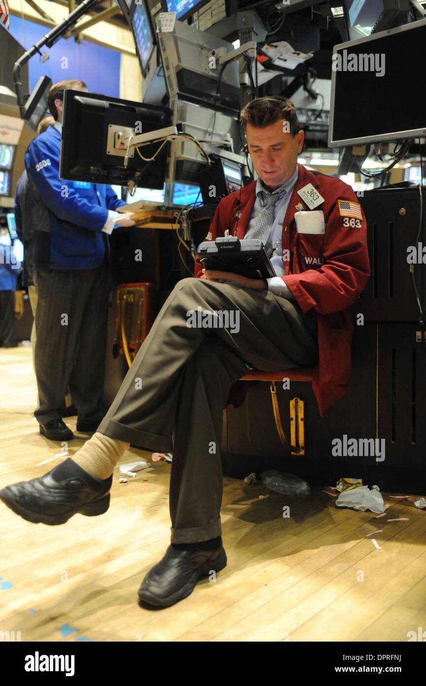 Mar 06, 2009 - Manhattan, New York, USA - Traders travailler sur le parquet de la Bourse de New York, le Dow Jones Industrial Average se ferme 32,50 6 626,94 points à la suite d'une perte qui a poussé la moyenne en dessous de 6 500 pour la première fois en près de 12 ans. (Crédit Image : Â© Bryan Smith/ZUMA Press) RESTRICTIONS : * New York * hors droits Journaux Banque D'Images