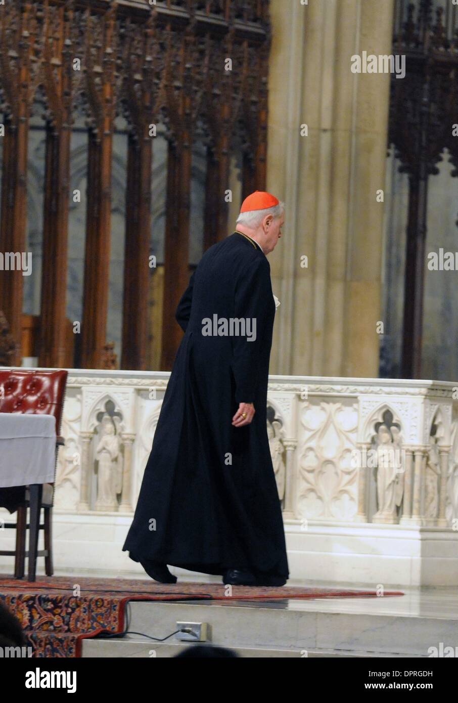 Apr 10, 2009 - Manhattan, New York, USA - l'archevêque Edward LE CARDINAL EGAN préside une réflexion sur trois la passion et la mort de Jésus Christ au cours d'une messe à midi le vendredi saint à la Cathédrale St Patrick. (Crédit Image : © Bryan Smith/ZUMA Press) RESTRICTIONS : * New York * hors droits Journaux Banque D'Images