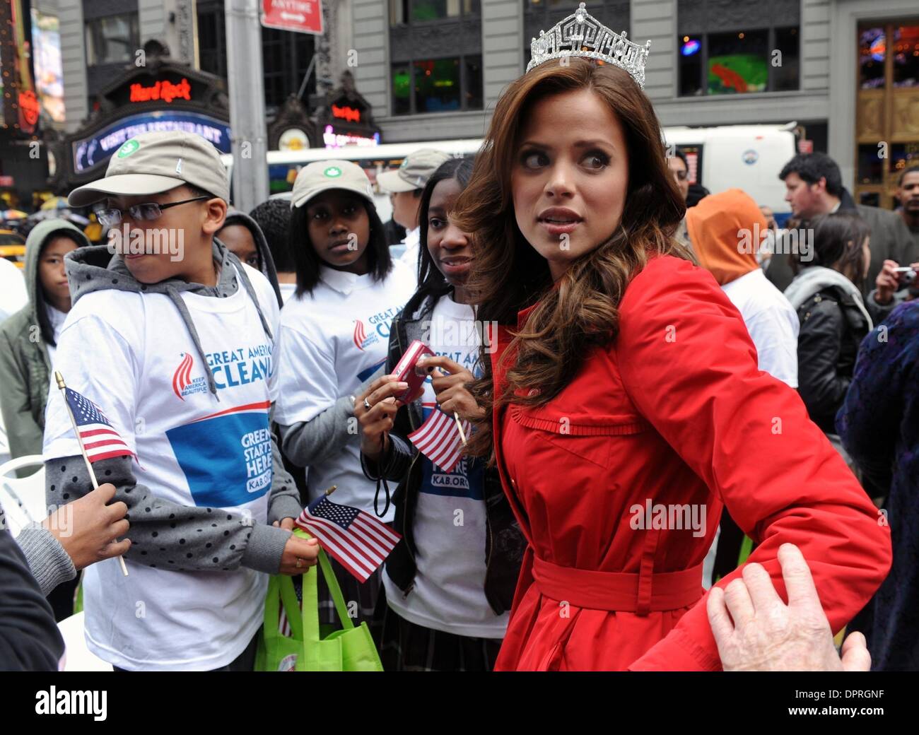 Apr 22, 2009 - Manhattan, New York, USA - Miss America 2009 KATIE STAM se joint à la ville de New York dans un 'Livre vert commence ici" au cours de la National Great American Cleanup la célébration de la Journée de la Terre à Times Square. (Crédit Image : Â© Bryan Smith/ZUMA Press) RESTRICTIONS : * New York * hors droits Journaux Banque D'Images