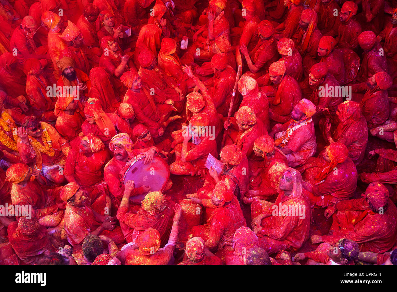 Les hommes de Nandgaon Barsana et s'asseoir face à face dans un Samaaj (un rassemblement communautaire) pendant le festival de Holi, l'Uttar Pradesh. Banque D'Images