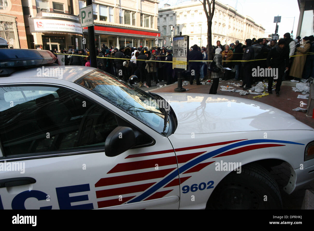 Jan 20, 2009 - Washington, District of Columbia, États-Unis - Les fournisseurs de vendre tout type de souvenirs pour Obama les foules se sont réunis à Washington pour l'inauguration. Avec plus grand que prévu les foules à DC pour l'inauguration, de nombreux arrivant dès 4h du matin ont été atteints avec des barrières de police et l'accès limité à la fois le National Mall et le premier défilé le long de Pennsylvania Avenue. Banque D'Images