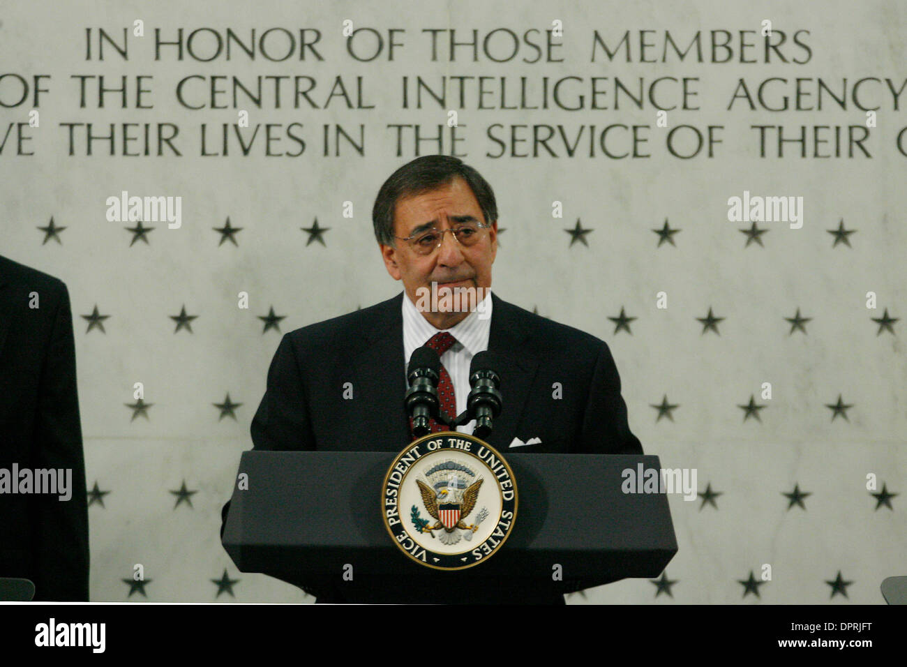 19 févr. 2009 - McLean, Virginie, USA - au siège de la CIA, Leon E. PANETTA parle après qu'il est assermenté à titre de directeur de l'Agence centrale de renseignement. (Crédit Image : © James Berglie/ZUMA Press) Banque D'Images