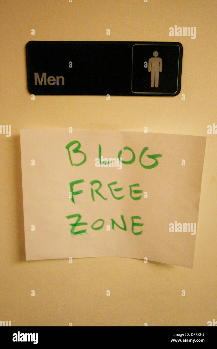 Apr 15, 2009 - Washington, District of Columbia, États-Unis - un 'Blog Free Zone' signer dépend de l'mens porte de la salle de bains dans la salle de presse de la Maison Blanche. Les signes sont apparus dans l'espace de travail à la Maison Blanche après avoir apparemment mis à jour leurs blogs blogueurs au ouï-dire et des conversations personnelles qui ont été entendues dans le bureau. (Crédit Image : © James Berglie/ZUMA Press) Banque D'Images