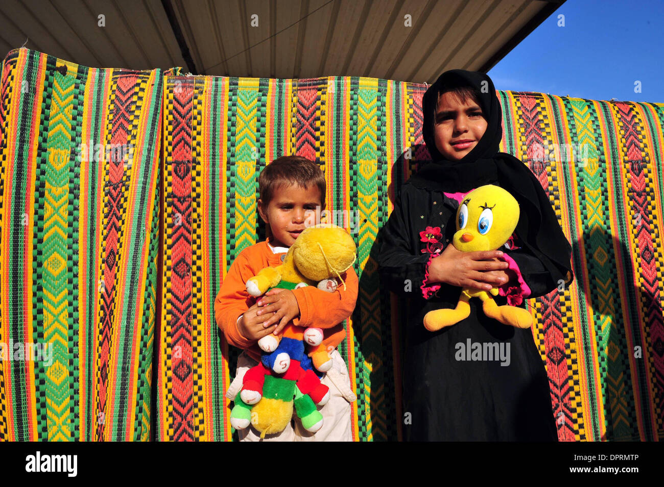 Nov 25, 2008 - Rahat, Israël - les enfants avec Tweety Bird dolls. En Israël, des dizaines de milliers de Bédouins arabes craignent que le gouvernement israélien veut s'approprier des terres qu'ils disent leur appartient et de mettre fin à leur mode de vie nomade traditionnel. Les Bédouins arabes israéliens sont 160 000 citoyens israéliens, qui vivent dans ce qu'on appelle des "villages non reconnus" qui n'apparaissent pas sur les cartes d'un Banque D'Images