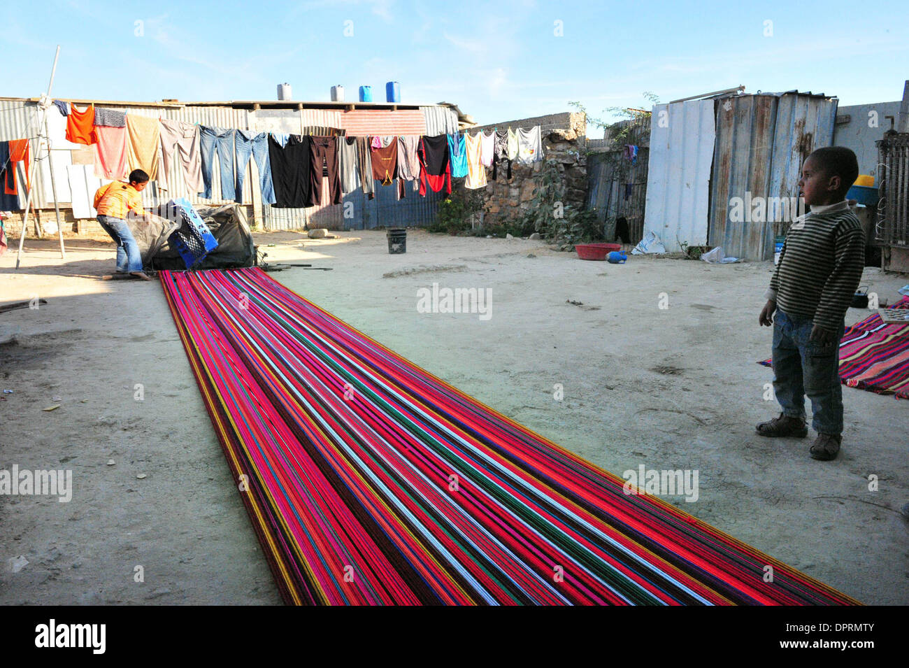 Nov 25, 2008 - Rahat, Israël - faire de tissu pour des vêtements et des couvertures. En Israël, des dizaines de milliers de Bédouins arabes craignent que le gouvernement israélien veut s'approprier des terres qu'ils disent leur appartient et de mettre fin à leur mode de vie nomade traditionnel. Les Bédouins arabes israéliens sont 160 000 citoyens israéliens, qui vivent dans ce qu'on appelle des "villages non reconnus" qui n'apparaissent pas sur n'importe quel Banque D'Images