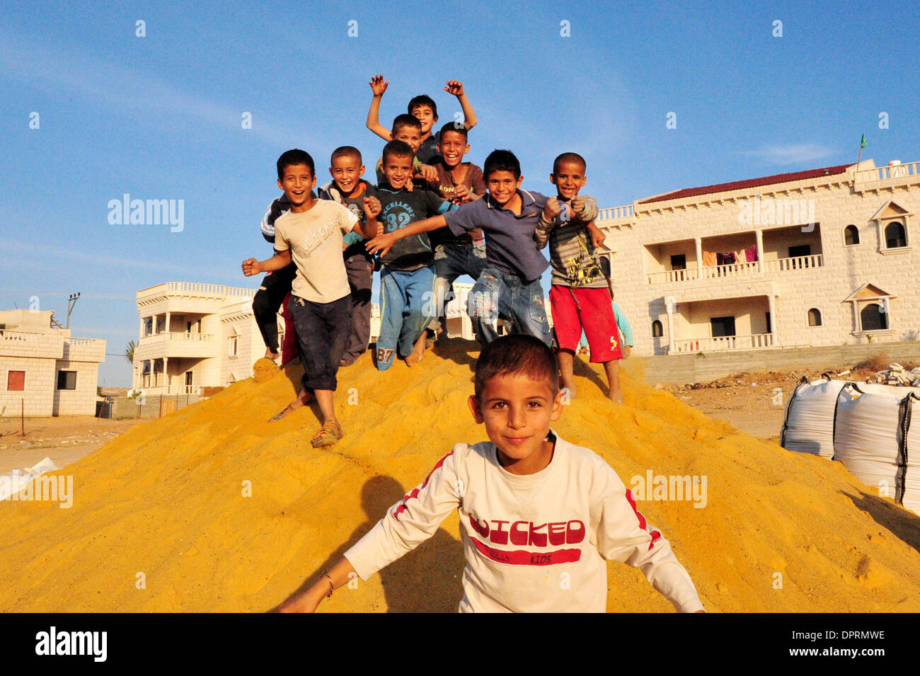 Nov 25, 2008 - Rahat, Israël - en Israël, des dizaines de milliers de Bédouins arabes craignent que le gouvernement israélien veut s'approprier des terres qu'ils disent leur appartient et de mettre fin à leur mode de vie nomade traditionnel. Les Bédouins arabes israéliens sont 160 000 citoyens israéliens, qui vivent dans ce qu'on appelle des "villages non reconnus" qui n'apparaissent pas sur les cartes et n'obtenez pas les services publics de base Banque D'Images