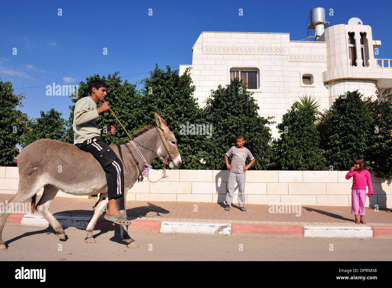 Nov 25, 2008 - Rahat, Israël - en Israël, des dizaines de milliers de Bédouins arabes craignent que le gouvernement israélien veut s'approprier des terres qu'ils disent leur appartient et de mettre fin à leur mode de vie nomade traditionnel. Les Bédouins arabes israéliens sont 160 000 citoyens israéliens, qui vivent dans ce qu'on appelle des "villages non reconnus" qui n'apparaissent pas sur les cartes et n'obtenez pas les services publics de base Banque D'Images