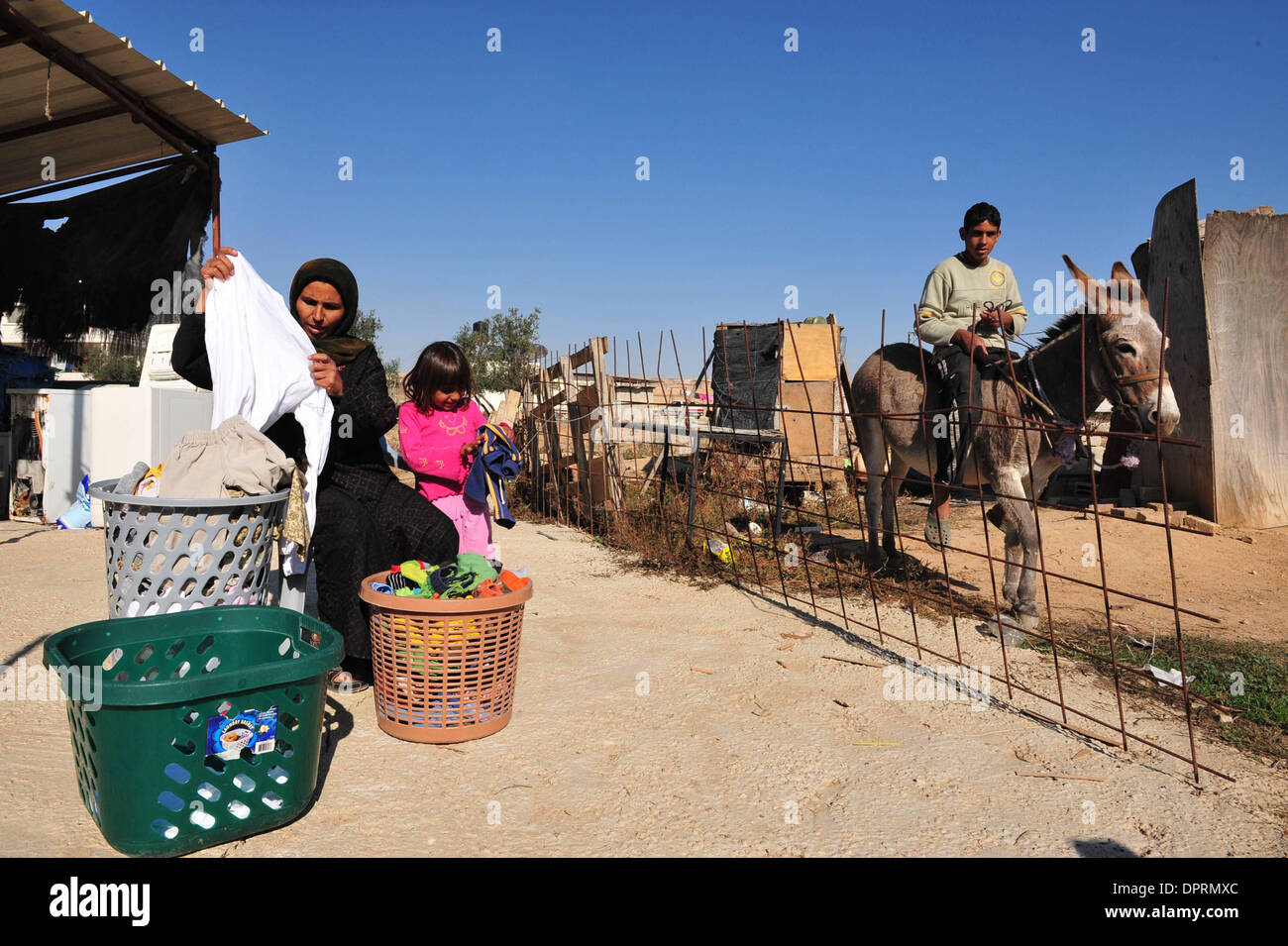 Nov 25, 2008 - Rahat, Israël - de faire sécher les vêtements après lavage. En Israël, des dizaines de milliers de Bédouins arabes craignent que le gouvernement israélien veut s'approprier des terres qu'ils disent leur appartient et de mettre fin à leur mode de vie nomade traditionnel. Les Bédouins arabes israéliens sont 160 000 citoyens israéliens, qui vivent dans ce qu'on appelle des "villages non reconnus" qui n'apparaissent pas sur les cartes et don Banque D'Images