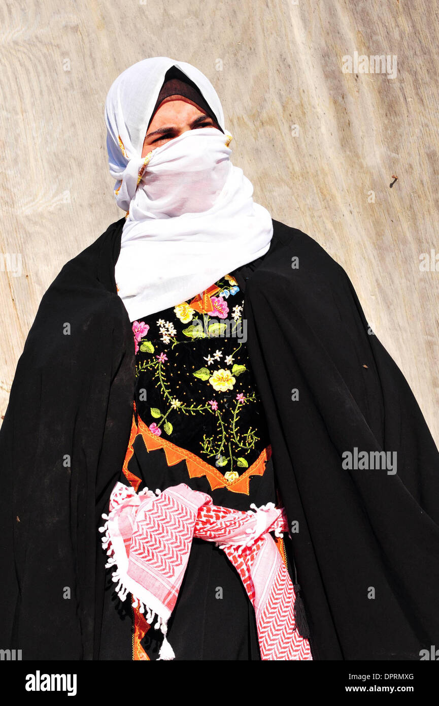 Nov 25, 2008 - Rahat, Israël - Femme portant burqa. En Israël, des dizaines de milliers de Bédouins arabes craignent que le gouvernement israélien veut s'approprier des terres qu'ils disent leur appartient et de mettre fin à leur mode de vie nomade traditionnel. Les Bédouins arabes israéliens sont 160 000 citoyens israéliens, qui vivent dans ce qu'on appelle des "villages non reconnus" qui n'apparaissent pas sur les cartes et n'obtenez pas Banque D'Images