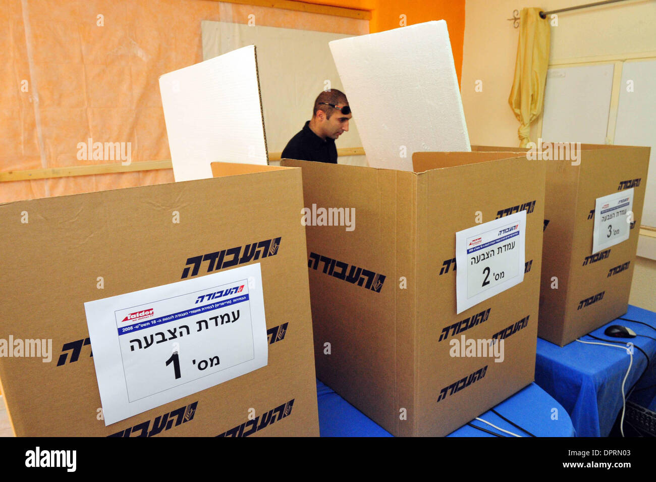 02 déc., 2008 - Sderot, Israël - le Parti du Travail a annulé son principal mardi après de nombreux bureaux de vote ont connu de graves problèmes techniques dans le nouveau système de vote à écran tactile. Stations de tout le pays se sont plaints de problèmes techniques dans le nouveau système qui a remplacé les bulletins papiers. Des 275 stations, dix ont ouvert en retard en raison de la problèmes. Le vote est un postponded Banque D'Images