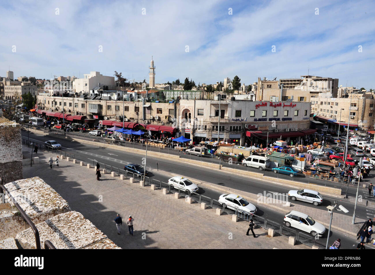 Dec 10, 2008 - Jérusalem, Israël - Salah ad Din street. Les hautes murailles de la vieille ville médiévale de l'Union européenne une impressionnante et moyen-orientales, éléments architecturaux, est parmi les plus frappants de Jérusalem. Les murs ont été commandées par le sultan ottoman Soliman le Magnifique, qui ont lourdement investi dans le développement de Jérusalem au cours de la 16e siècle. Le mur ro Banque D'Images