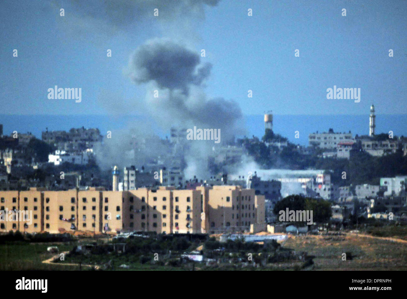Dec 27, 2008 - La ville de Gaza, bande de Gaza - quelque 30 missiles tirés sur des cibles le long de la côte de la bande, détruisant plusieurs composés du Hamas ; les autorités médicales disent au moins 170 morts, 300 blessés. L'assaut a été lancé en réponse à l'incessante de roquettes et de mortier de la bande à l'ouest du Negev. Plus de 30 roquettes ont frappé l'ensemble de l'ouest du Negev. Peu de temps après la Banque D'Images