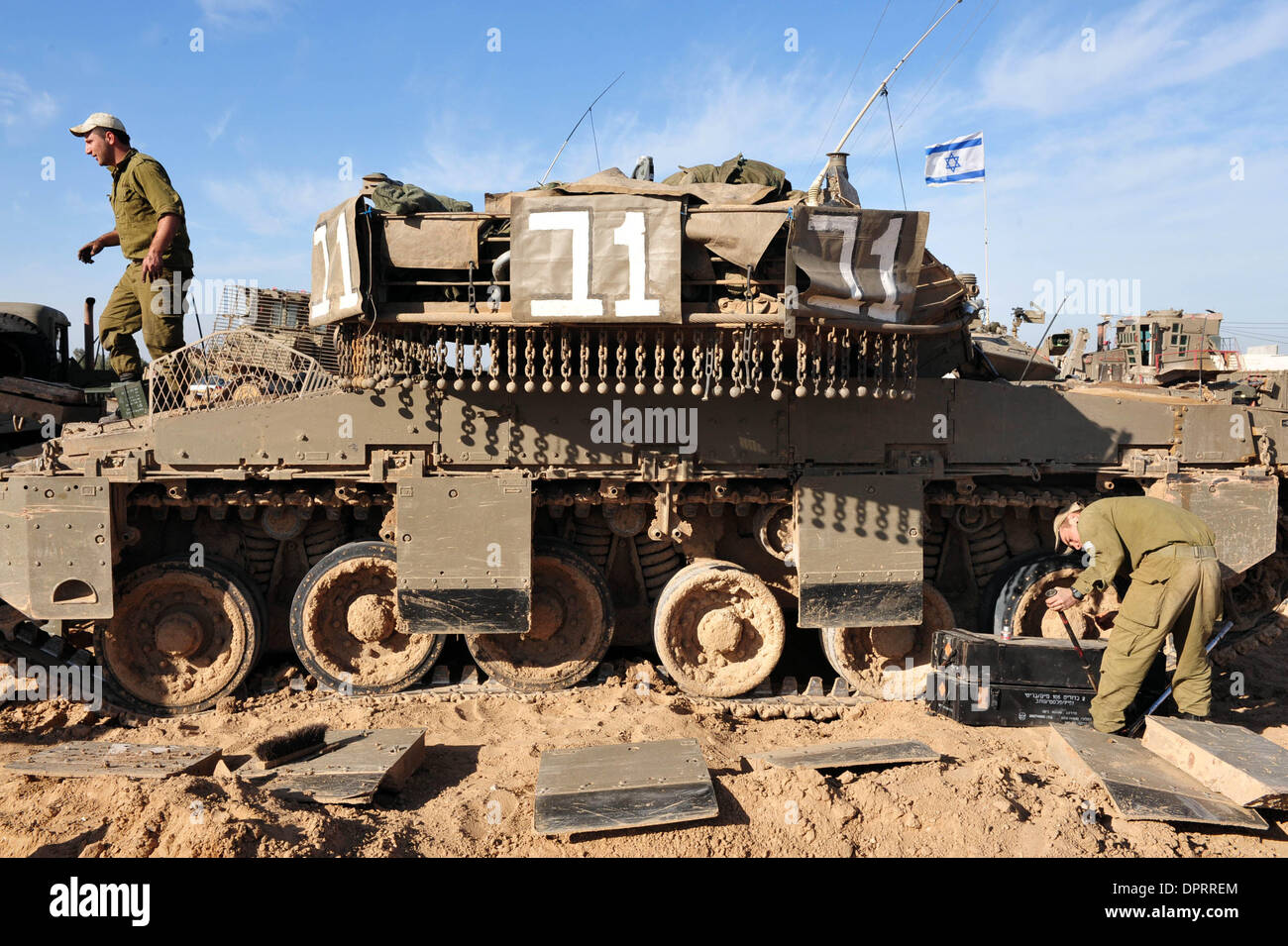 Jan 13, 2009 - Israël - Les soldats de l'armée d'Israël à se préparer à entrer dans la bande de Gaza pour le renouvellement des forces sur la frontière Gaza-Israel. Forces de défense israéliennes (FDI) approche des troupes a commencé à la ville de Gaza, une indication de l'intensité croissante de l'Opération Plomb Durci. Des militants palestiniens ont continué à tirer des roquettes sur le sud d'Israël. Pendant ce temps, les FDI ont ouvert le corridor humanitaire quotidienne entre 9 Banque D'Images