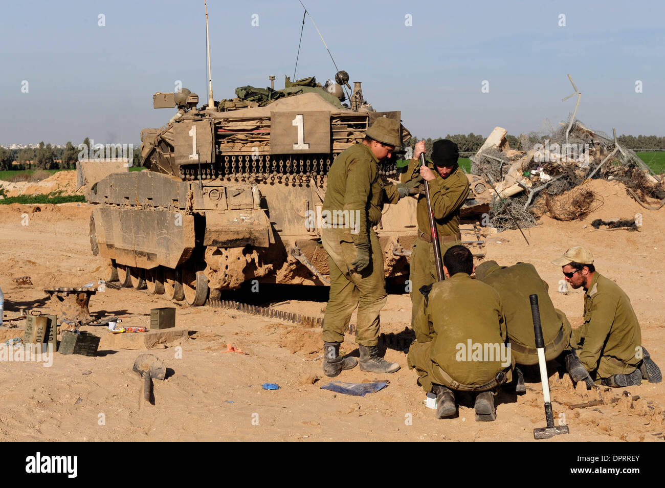 Jan 13, 2009 - Israël - Les soldats de l'armée d'Israël à se préparer à entrer dans la bande de Gaza pour le renouvellement des forces sur la frontière Gaza-Israel. Forces de défense israéliennes (FDI) approche des troupes a commencé à la ville de Gaza, une indication de l'intensité croissante de l'Opération Plomb Durci. Des militants palestiniens ont continué à tirer des roquettes sur le sud d'Israël. Pendant ce temps, les FDI ont ouvert le corridor humanitaire quotidienne entre 9 Banque D'Images