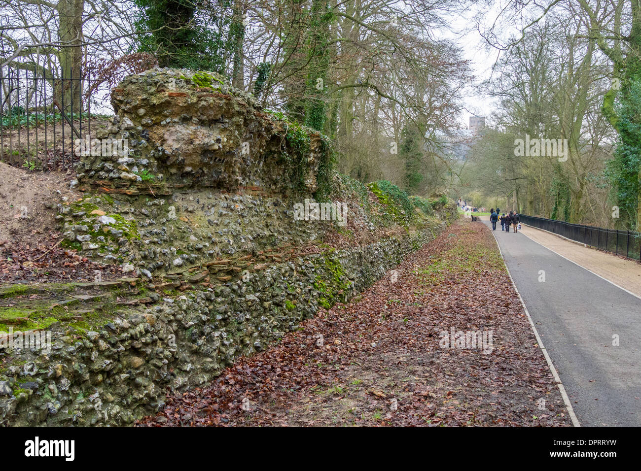 Sentier à côté de la Muraille Romaine de Verulamium Park, St Albans, Hertfordshire, Royaume-Uni. Banque D'Images