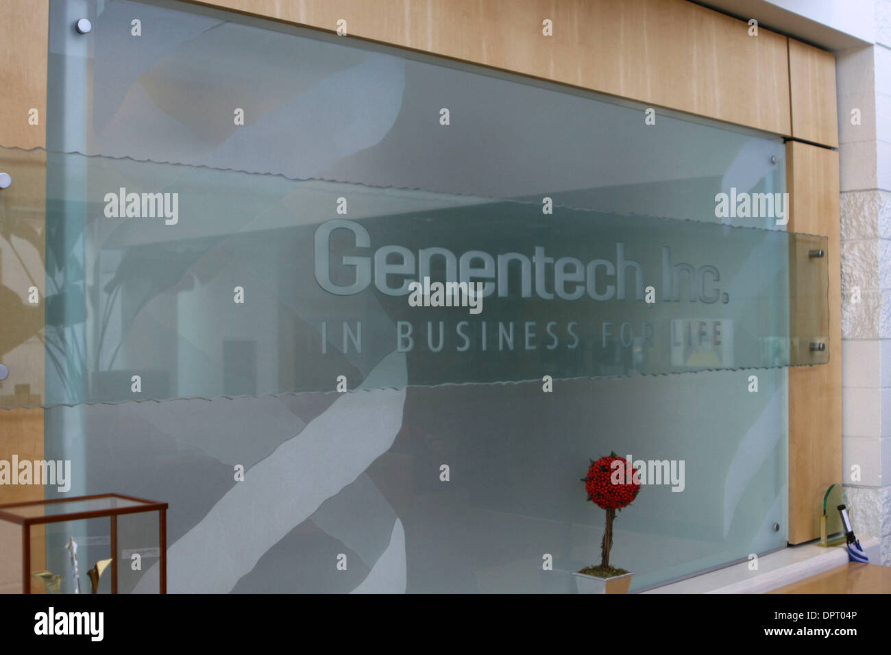 Mar 31, 2009 - San Francisco, Californie, USA - dans le monde de l'AC Genentech situé au 1 Chemin de l'ADN, Sud de San Francisco. Considéré comme le fondateur de l'industrie de biotechnologie, Genentech utilise les droits de l'information génétique pour découvrir, développer, fabriquer, commercialiser et de médicaments pour traiter les patients atteints de maladies graves ou mortelles conditions médicales. Aujourd'hui, Genentech est parmi les Banque D'Images