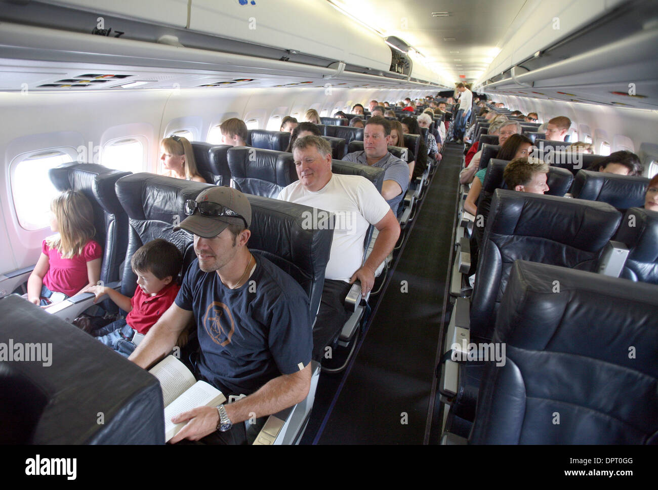 05 mai 2009 - Los Angeles, Californie, USA - Passagers à bord d'un avion d'Allegiant Air, le premier service de vol de Los Angeles à Medford, Oregon, à l'Aéroport International de Los Angeles le 1 mai 2009. Il est d'abord de 13 villes que la compagnie aérienne ont les vols de LAX. Allegiant Air, le principal transporteur aérien desservant Phoenix-Mesa Gateway Airport, ont signalé une augmentation de 32 pour cent le nombre de Banque D'Images