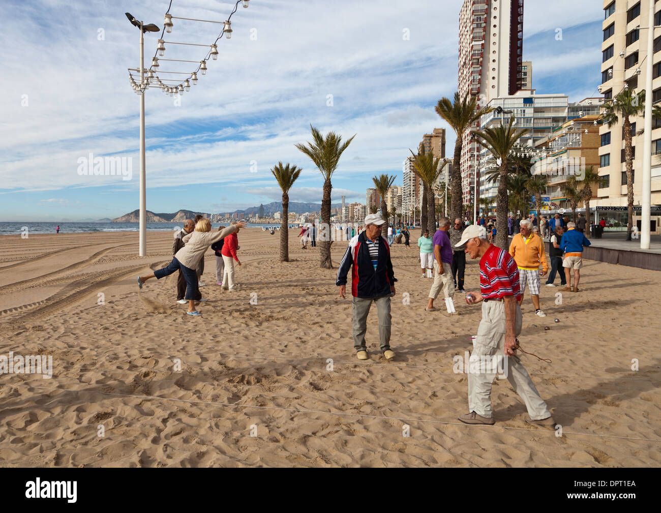 Benidorm, Costa Blanca, Espagne. Les personnes âgées, les boules de pétanque à jouer sur une paisible plage d'hiver Banque D'Images