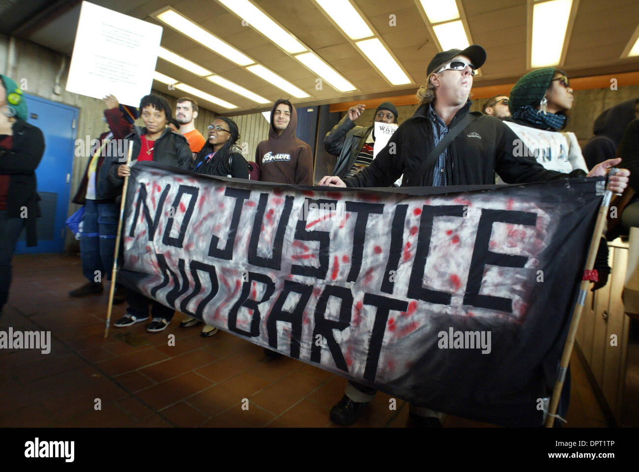 Les manifestants bloquent l'entrée de la station BART Fruitvale à Oakland, Californie, le mercredi après-midi, le 7 janvier 2009, de sorte que les cavaliers ne pouvaient quitter mais n'a pas pu entrer au cours de la protestation sur le tournage d'Oscar Grant III par un agent de police BART. Finalement, la station est fermée à tous les appels entrants et sortants des trains. (Laura A. Oda/personnel) Banque D'Images