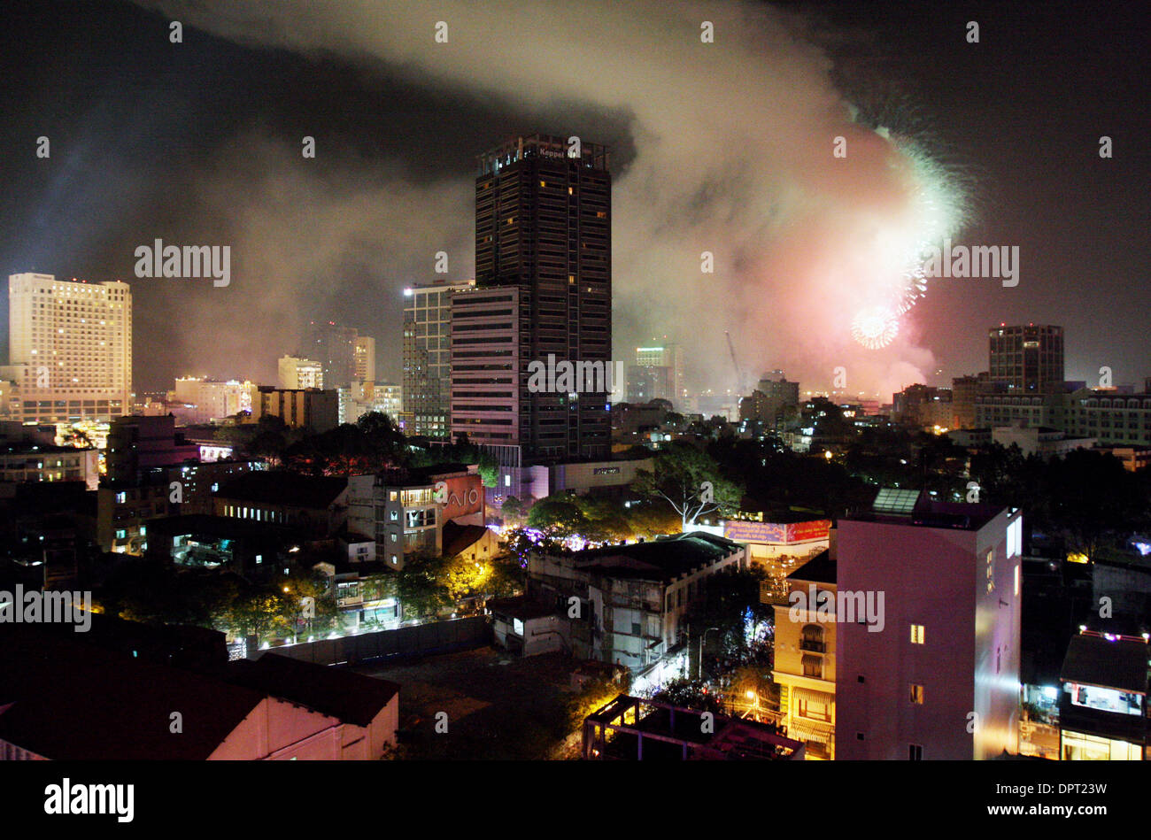 26 janv. 2009 - Ho Chi Minh Ville, Vietnam - La fumée emplit l'air d'artifice à minuit pendant le Têt, le Nouvel An vietnamien, à Ho Chi Minh City, Vietnam. L'année à venir sera l'année du buffle. (Crédit Image : © Sat Nam tonne/Contra Costa Times/ZUMA Press) RESTRICTIONS : * DÉPART * Droits de tabloïds USA Banque D'Images