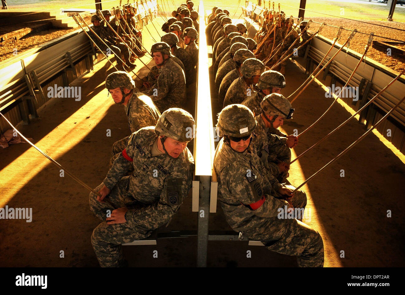 Le 29 janvier 2009 - Fort Bragg, Caroline du Nord, États-Unis - Ssgt. DANIEL LAURENT, à gauche, et Sgt. SAMUEL TREVINO, de la 82nd us Airborne Division, 2e Brigade Combat Team, parlent dans leur démarche de formation pré-jump. (Crédit Image : &# 169 ; Andrew Craft/zReportage/ZUMA) Banque D'Images