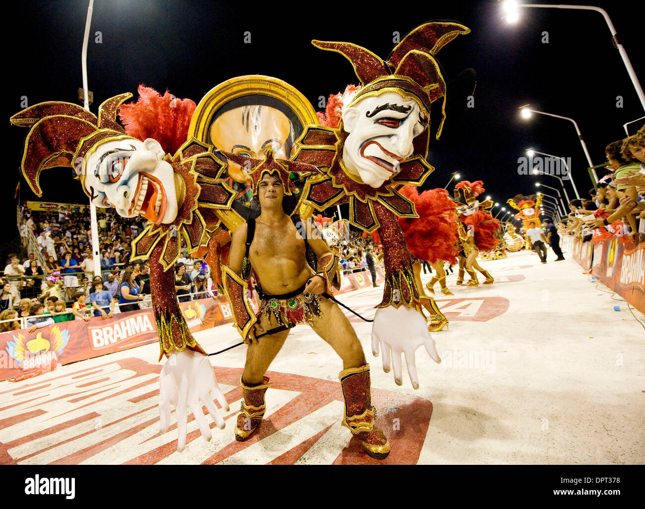 28 févr., 2009 - Buenos Aires, Buenos Aires, Argentine - grand costume avec jokers et masques de marquer le thème de papelitos pendant le carnaval dans le Corsodromo dans Buenos Aires, Argentine. (Crédit Image : © Caitlin M Kelly/ZUMA Press) Banque D'Images