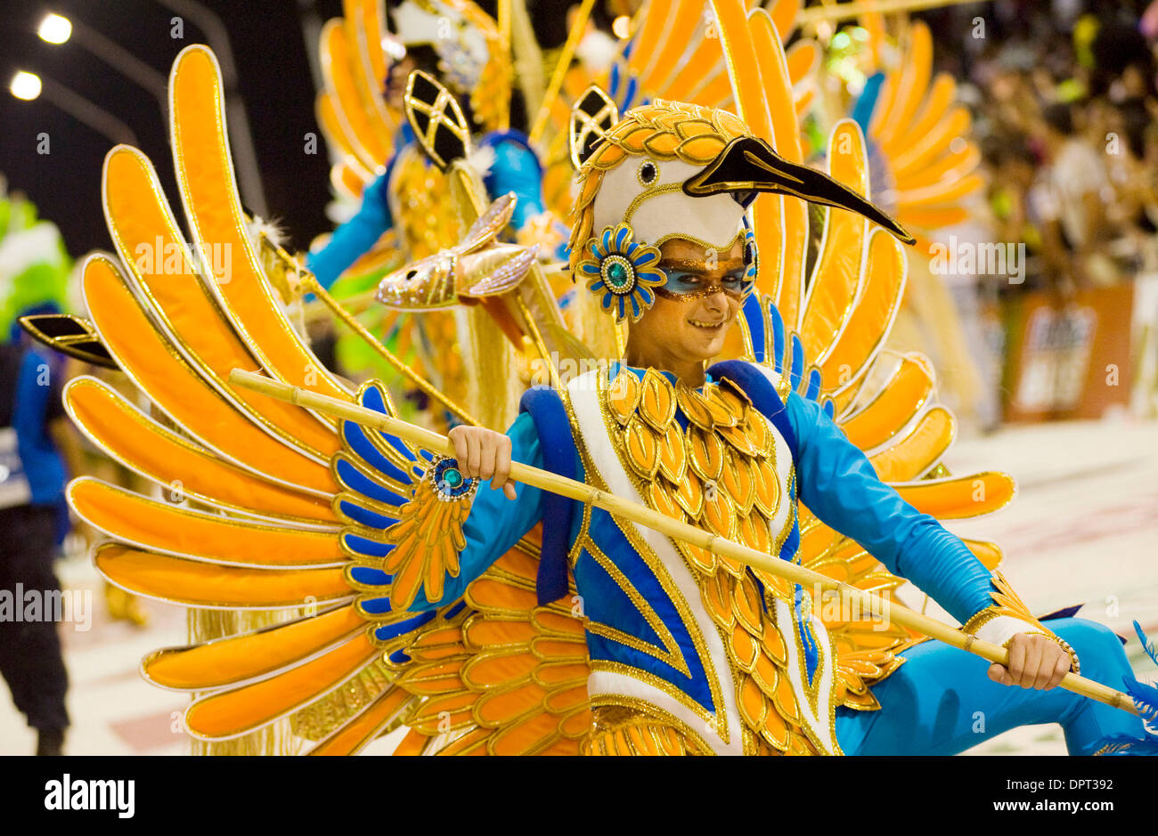28 févr., 2009 - Buenos Aires, Buenos Aires, Argentine - une danseuse pour mari Mari s'arrête et pose pour le public pendant le carnaval dans le Corsodromo à Buenos Aires, Argentine. (Crédit Image : © Caitlin M Kelly/ZUMA Press) Banque D'Images