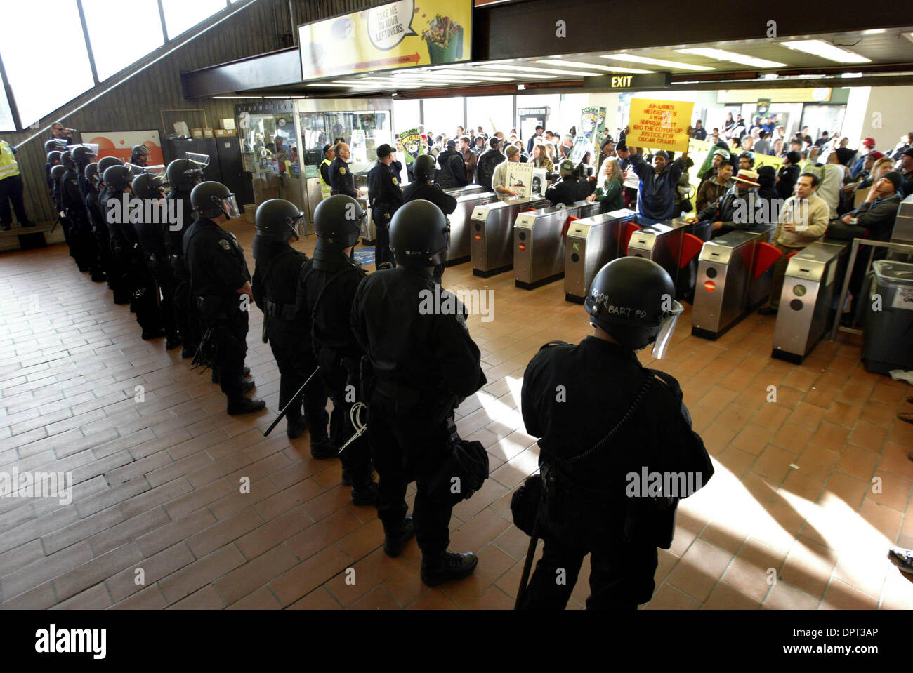 BART en tenue de policiers gardent l'entrée de la station BART Fruitvale manifestants qui tentent d'arrêter pendant l'heure de pointe à Oakland, Californie, le jeudi 5 mars, 2009. La station BART Fruitvale est où Oscar Grant III a été abattu à mort le jour de l'an. Ancien officier de police BART Johannes Mehserle a été accusé de meurtre de l'octroi. (Ray Chavez/personnel) Banque D'Images