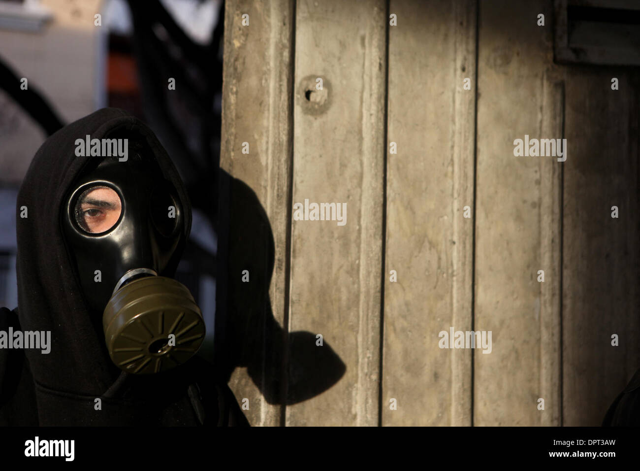 Un manifestant s'en tient qu'à d'autres manifestants bloquent l'entrée de la station BART Fruitvale où Oscar Grant III a été tué au début de l'an, dans le cadre de la No Banque D'Images