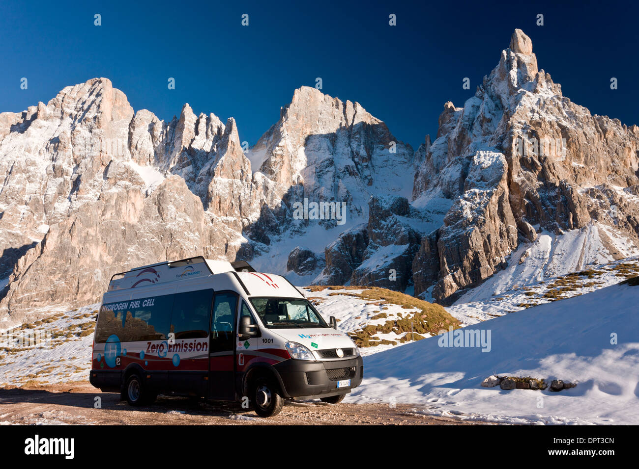 La pile à combustible hydrogène sans émission véhicule garé en dessous du Cimon della Pala, Dolomites, Italie du nord. Banque D'Images