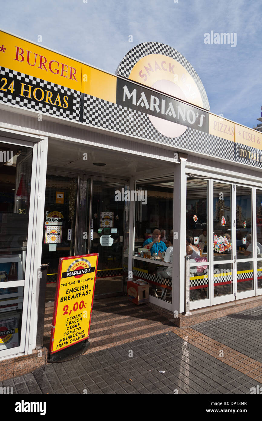 Benidorm, Costa Blanca, Espagne. Snack-bar petit-déjeuner anglais Marianos deux Euros Banque D'Images