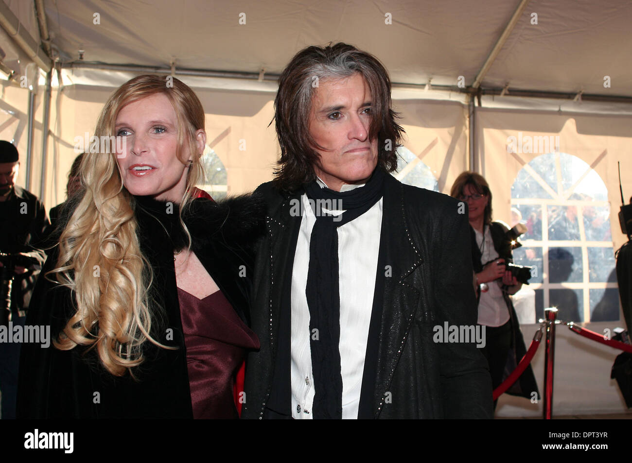 4 avril 2009, Cleveland, OH..Joe Perry d'Aerosmith est allé(e) à la Rock and Roll Hall of Fame de la cérémonie avec son épouse Billie à Cleveland's Hall Public Samedi, Avril 4, 2009...Jeff Moreland/CSMApril 04, 2009 Cleveland, OH....Jeff Moreland/CSM (crédit Image : Â© Jeff Moreland/Cal Sport Media) Banque D'Images