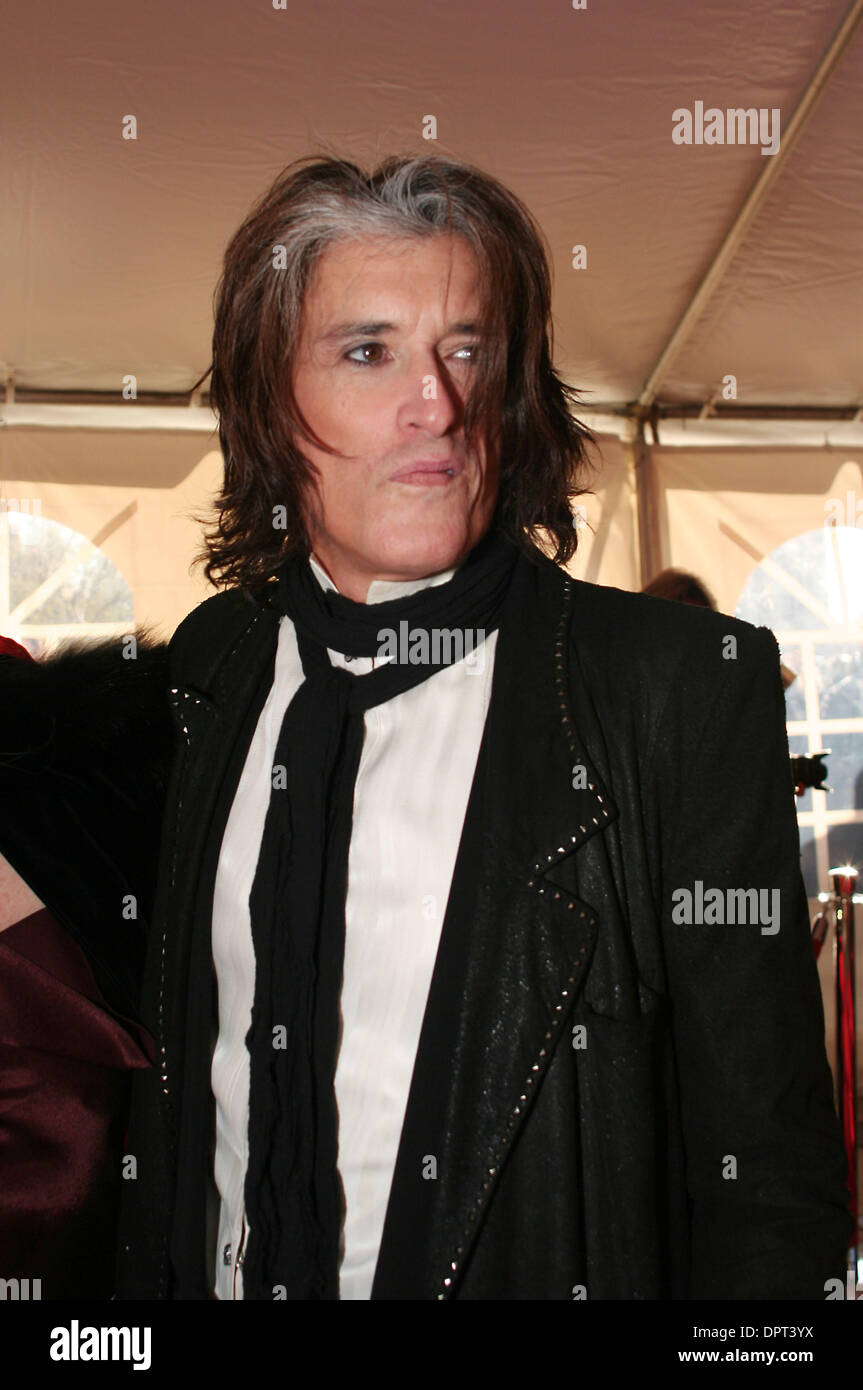 4 avril 2009, Cleveland, OH..Joe Perry d'Aerosmith est allé(e) à la Rock and Roll Hall of Fame de la cérémonie avec son épouse Billie à Cleveland's Hall Public Samedi, Avril 4, 2009...Jeff Moreland/CSMApril 04, 2009 Cleveland, OH....Jeff Moreland/CSM (crédit Image : Â© Jeff Moreland/Cal Sport Media) Banque D'Images