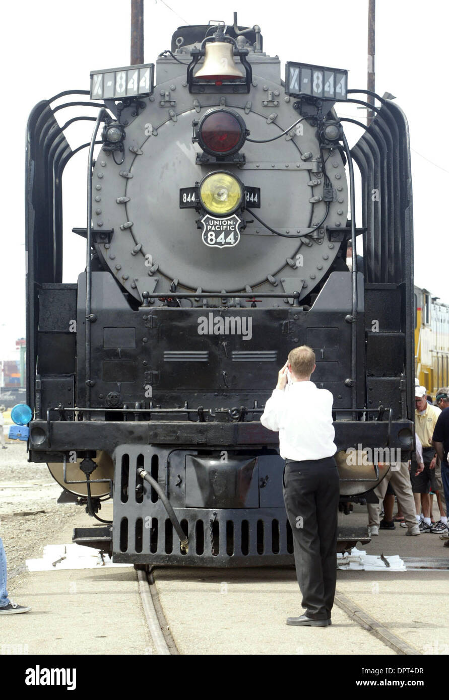 Les amateurs de trains de prendre des photos de la Union Pacific's Locomotive à vapeur n° 844 sur l'affichage à l'Union Pacific's yard à Oakland, Californie, le mardi 21 avril 2009. Les amateurs de trains de partout dans la région de la baie est arrivé à attraper un aperçu des n° 844, la dernière locomotive à vapeur construite pour l'Union Pacific Railroad en 1944, lorsqu'il circule de la Wyoming avec des arrêts en Californie, Nevada et l'Utah à partir de Banque D'Images
