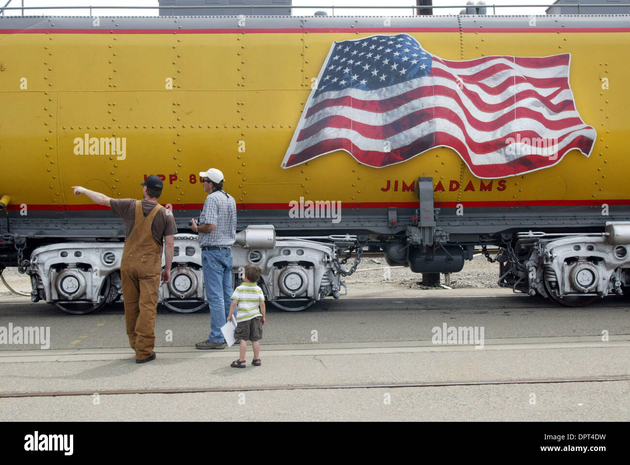 Scott Turley, chaudiériste soudeur, parle à certains amateurs de train en face de l'eau Jim Adams offre voiture sur l'Union Pacific Locomotive à vapeur n° 844 sur l'affichage à l'Union Pacific's yard à Oakland, Californie le mardi 21 avril 2009. Les amateurs de trains de partout dans la région de la baie est arrivé à attraper un aperçu des n° 844, la dernière locomotive à vapeur construite pour l'Union Pacific Railroad en 1944 Banque D'Images