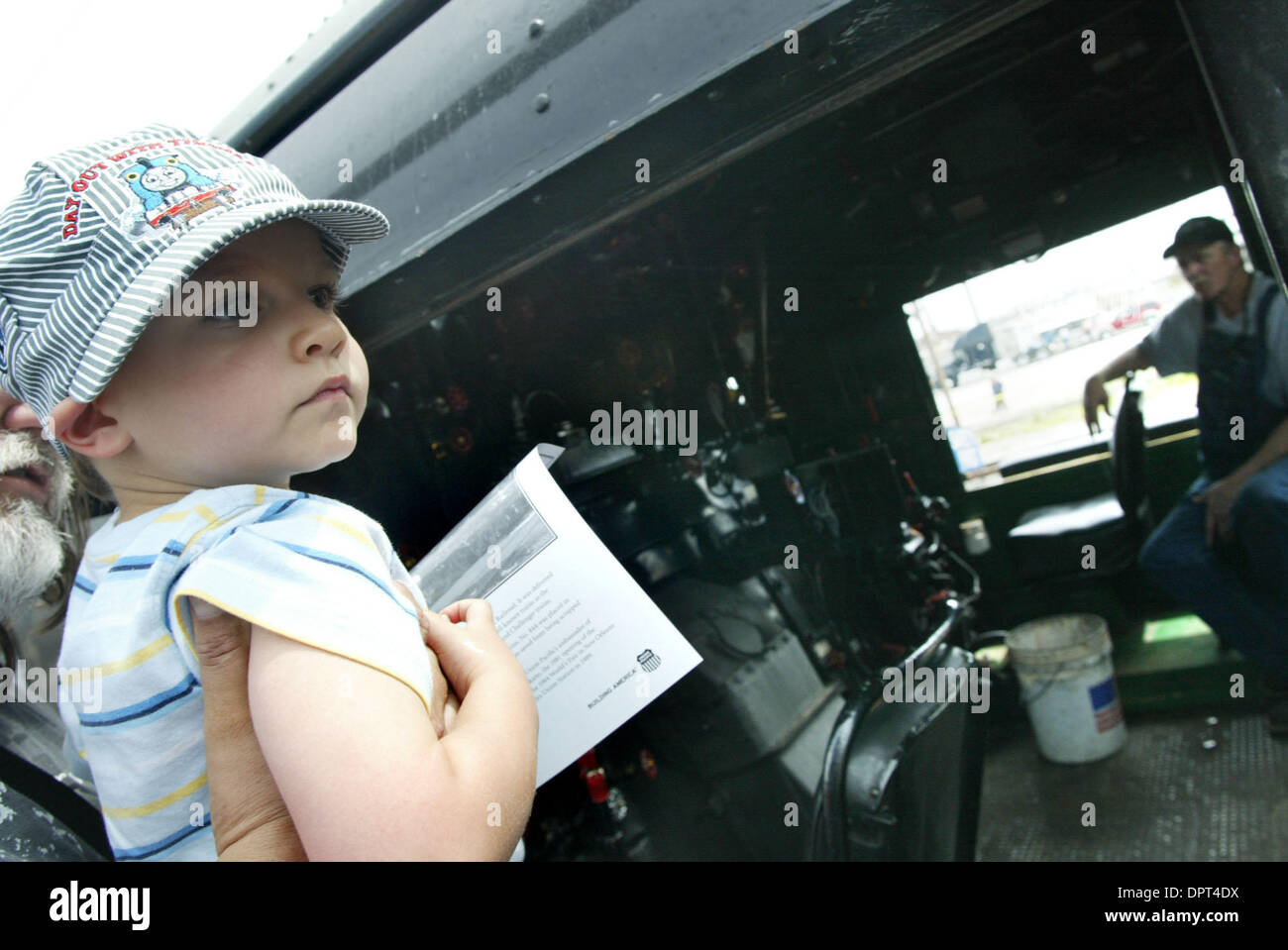 Logan Dugdale de Fremont, 4, obtient un aperçu de l'Union Pacifiic Locomotive à vapeur n° 844 sur l'affichage à l'Union Pacific's yard à Oakland, Californie, le mardi 21 avril 2009 comme Ron Tabke, Ingénieur House Foreman, réponses aux questions des visiteurs. Les amateurs de trains de partout dans la région de la baie est arrivé à attraper un aperçu des n° 844, la dernière locomotive à vapeur construite pour Union Pacific Railroad Banque D'Images