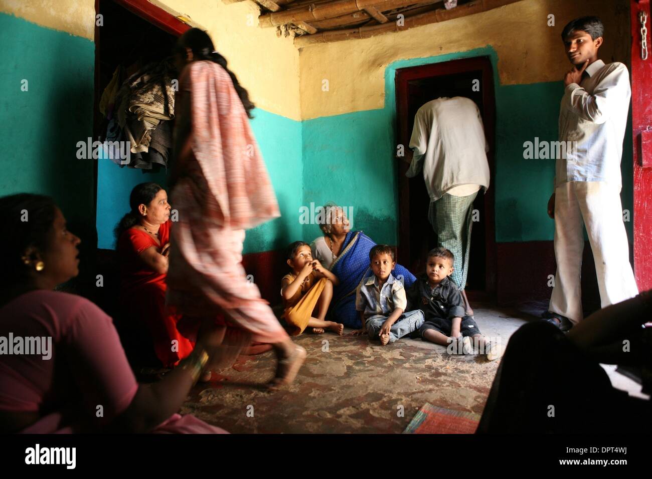 10 octobre 2008 - Saundatti, Inde - un jeune homme discute avec un prix, Yellawwa Harjn devadasi (extrême gauche) dans un bordel à Gokak, Inde. (Crédit Image : © Julia Cumes/zReportage.com/ZUMA) Banque D'Images