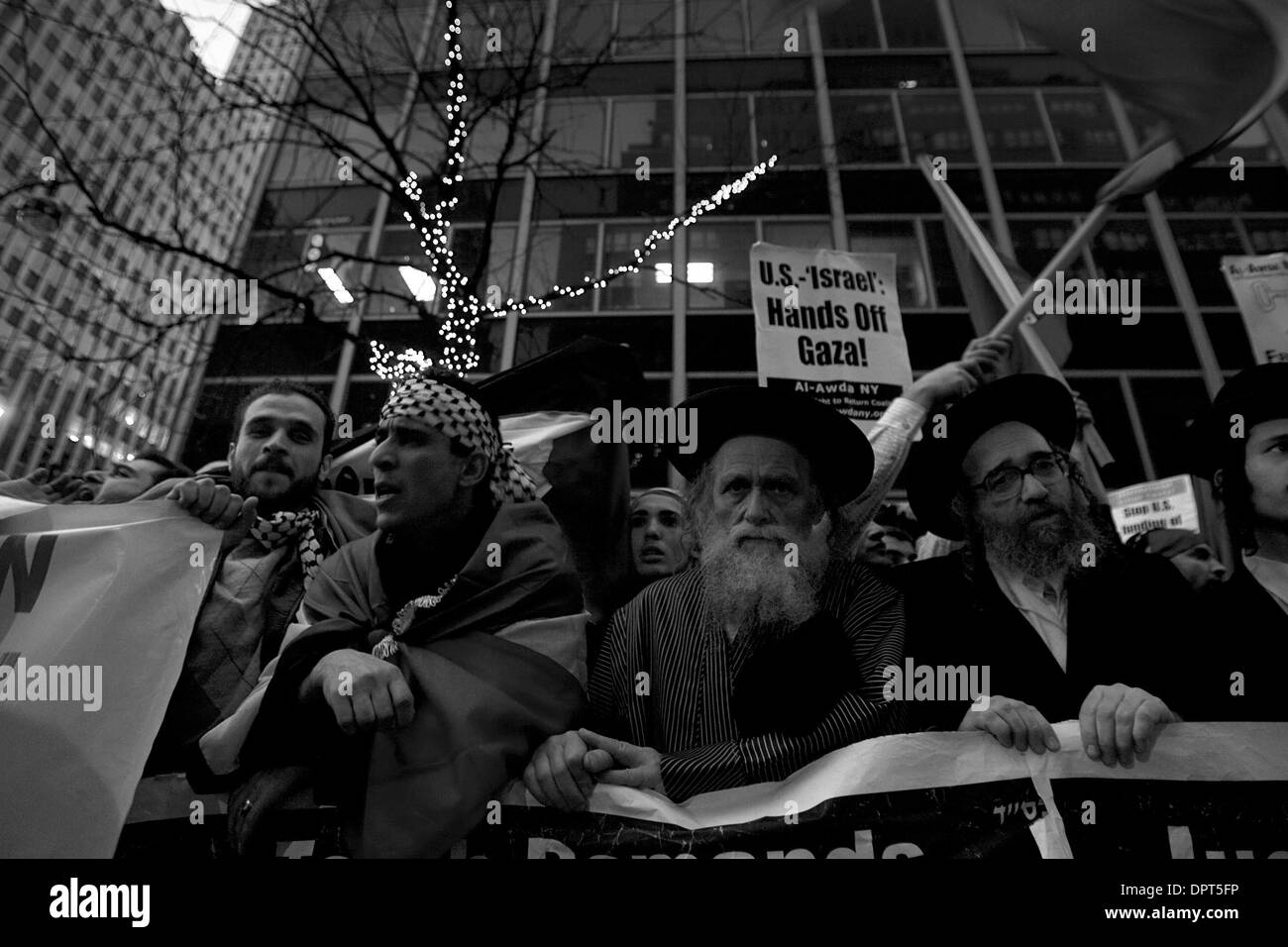 Dec 28, 2008 - New York, New York, USA - Des milliers de protestation contre les frappes aériennes d'Israël contre les Palestiniens de Gaza en face de consulat israélien sur la 2e avenue à New York. Le groupe comprenait des membres de la communauté juive ultra ortadox. (Crédit Image : © Mehmet Demirci/ZUMA Press) Banque D'Images