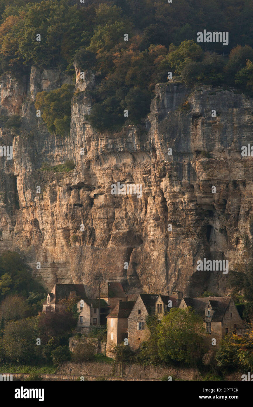 Le village médiéval de falaise au bord de la Roque-Gageac, Dordogne, France Banque D'Images