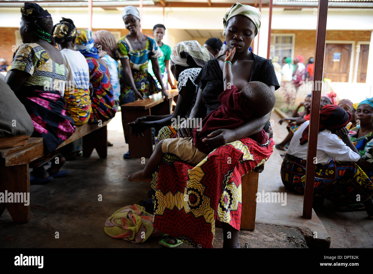 Mar. 28, 2009 - Bukavu, RÉPUBLIQUE DÉMOCRATIQUE DU CONGO - Une fille non identifiée patient est assis avec son bébé durant les messes du dimanche à l'hôpital de Panzi. L'hôpital de Panzi à Bukavu dans le Sud Kivu, dans l'Est de Congo a été lancé en 1999 pour aider les victimes de guerre pour les civils, y compris les centaines de milliers de femmes et filles qui ont été violées par des soldats congolais ou miliciens. Pa Banque D'Images
