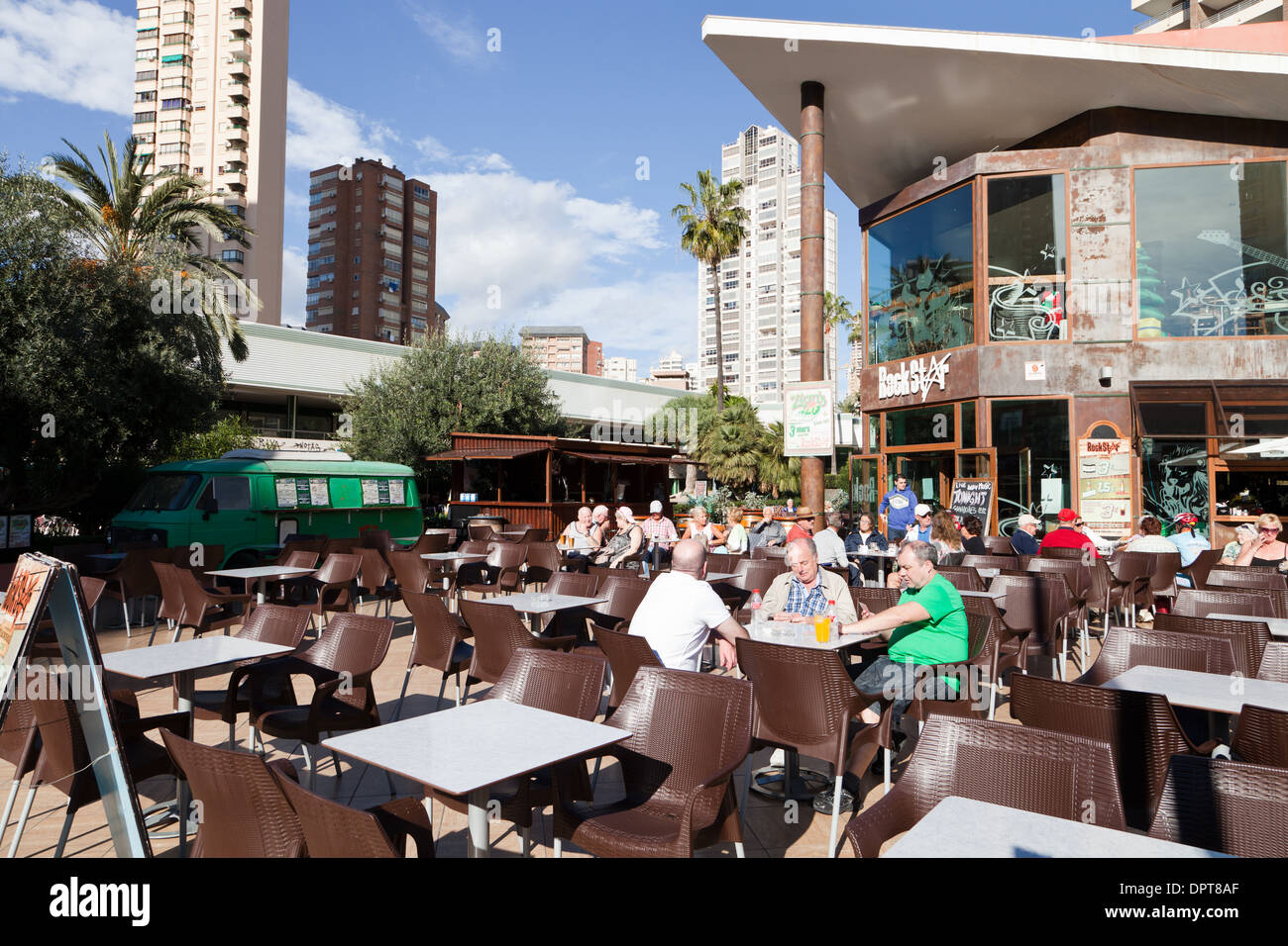 Benidorm, Costa Blanca, Espagne. rock star bar avec touristes britanniques à l'extérieur Banque D'Images