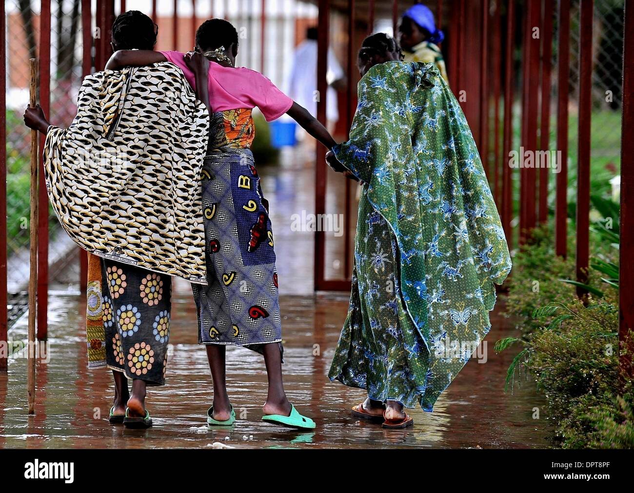 15 avril 2009 - Goma, Congo - Les femmes s'aident mutuellement à pied les motifs à l'hôpital de Panzi à Bukavu dans le Sud Kivu, dans l'Est de Congo. L'hôpital a été lancé en 1999 pour aider les victimes de la guerre civile, y compris les centaines de milliers de femmes et filles qui ont été violées par des soldats congolais ou miliciens. (Crédit Image : Â© Mary F. Calvert/zReportage.com/ZUMA) Banque D'Images