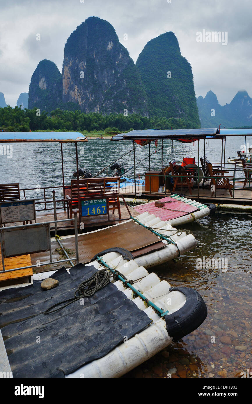 Des radeaux de bambou dans Xing Ping, Guilin, Chine Banque D'Images