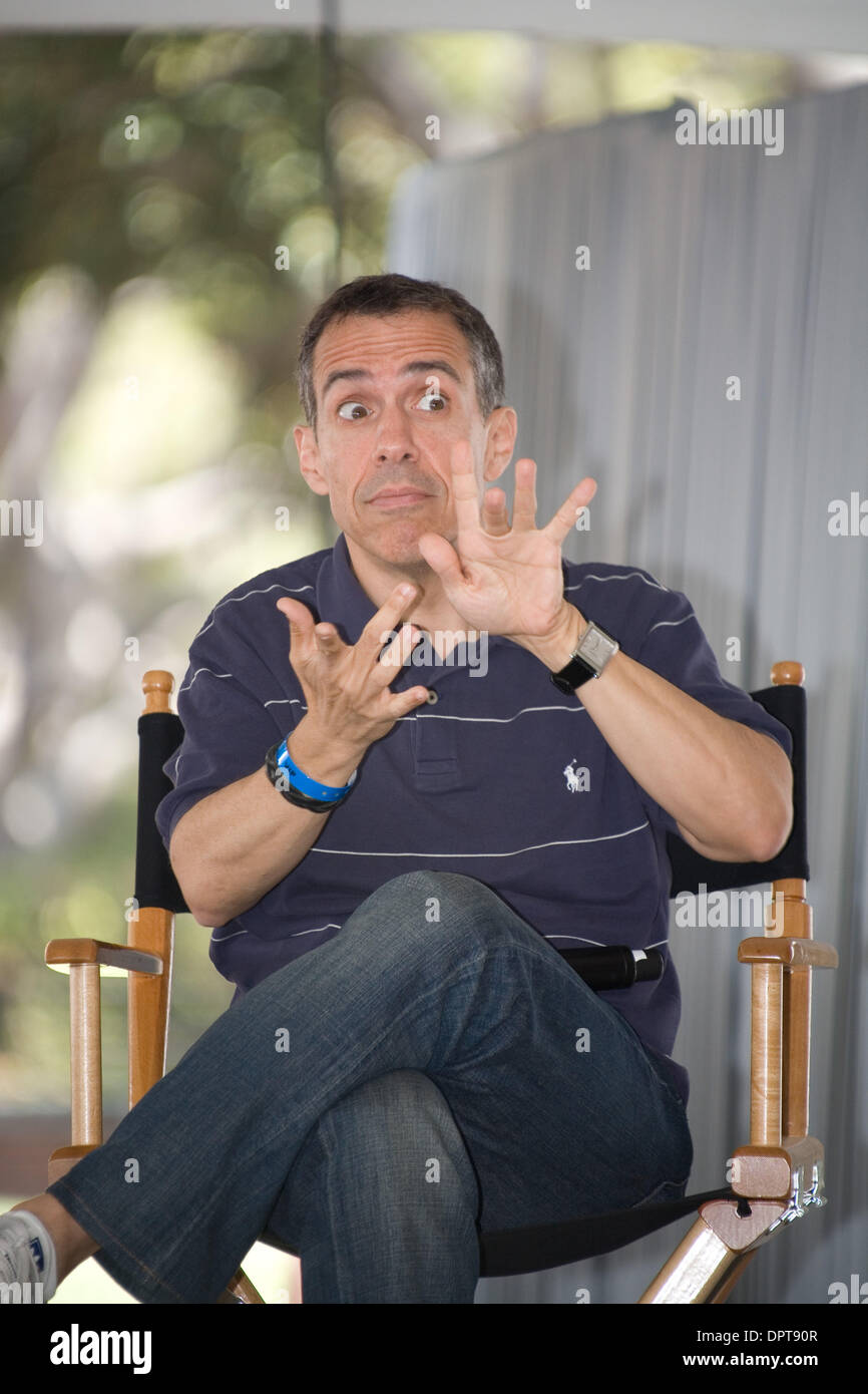 Apr 27, 2009 - Los Angeles, Californie, USA - JACK JASON communique en langue des signes Marlee Matlin (avec hors de vue) sur deux jours du Los Angeles Times Festival of Books 2009 à l'UCLA. (Crédit Image : © Deioma Kayte/ZUMA Press) Banque D'Images