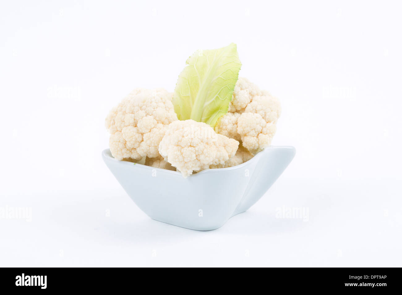 Morceaux du chou-fleur frais dans un bol en porcelaine Banque D'Images