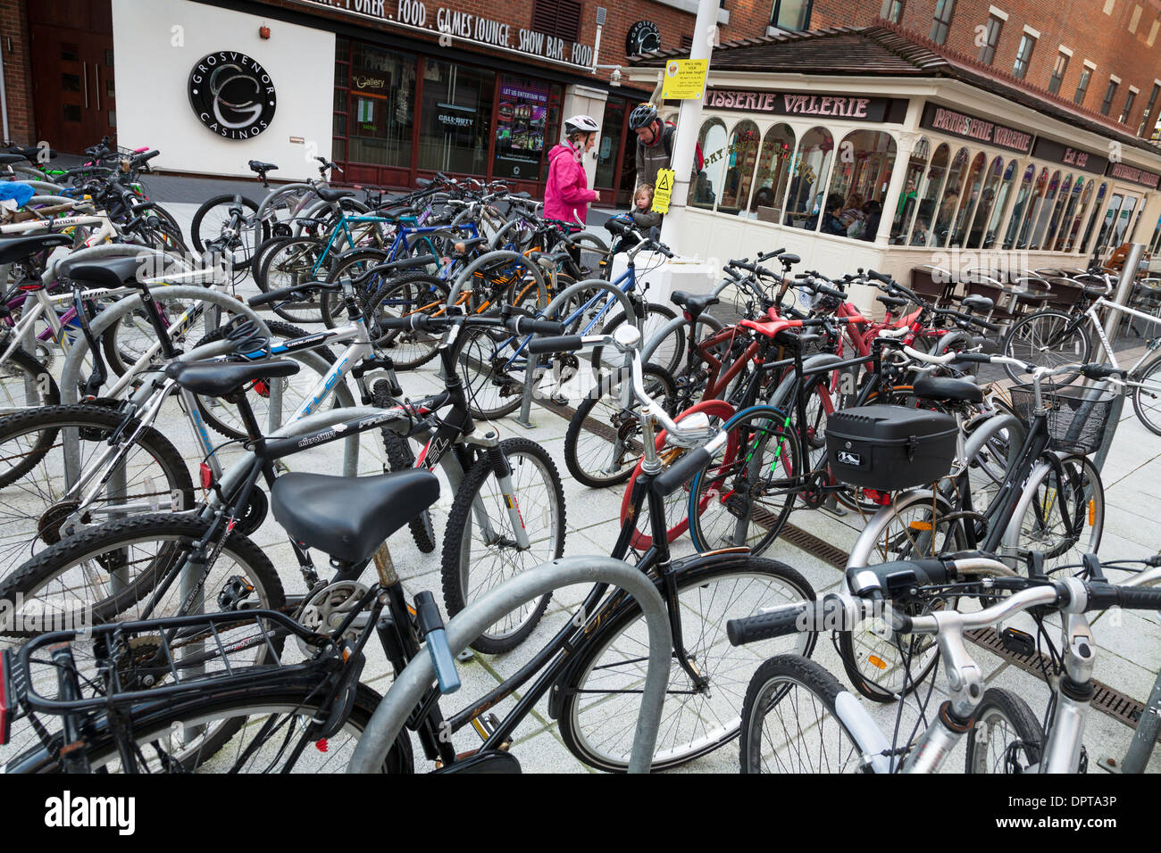 Porte-vélo bondés au parking du centre commercial. Banque D'Images